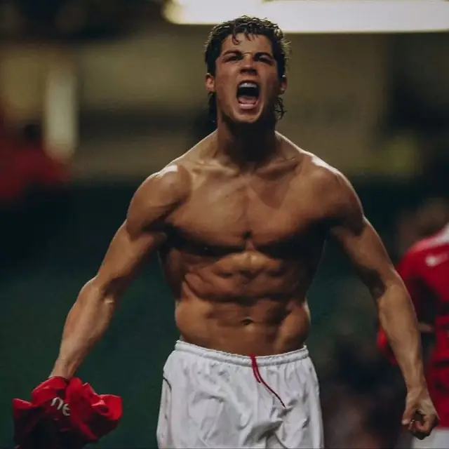 Ronaldo is the king of the field and the GOAT.  #youngronaldo #cristiaonoronaldo #wallpapers ##ronaldo #wallpapers 