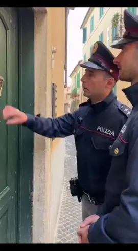 Pappagallo Risponde alla Polizia: 