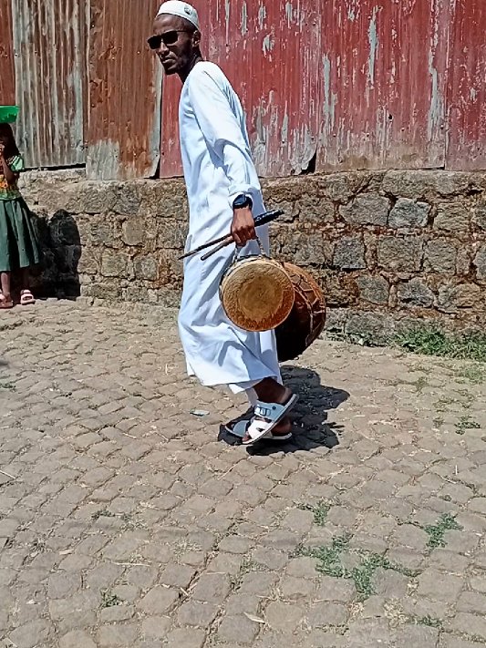 የዓመቱ ምርጥ መድህ👏 የመንዙማ ኢንደስትሪው ከመጠን በላይ መሻሻሎችን እያሳየን  ነው በመድሁም ቢሆን በፕሮዳክሽን ከጊዜ ወደ ጊዜ  ሚገርም ሆነዋል ለዚያ ደግሞ ይህ መንዙማ እና በዚህ 2 ወይም 3 ወር በፊት እየተሰሩ ያሉ መንዙማዎች ማሳያዎች ናቸው ።  እንደዛው የሁለቱ ማዳሆች ጥምረት ደግሞ ይለያል ።    በግጥምም በዜማም በኩል ለዛ ያው ስራ ነው ከቅርብ ጊዜ ወዲህ እሚወጡ መንዙማዎች በአጠቃላይ ሁሉም በሚባል ደረጃ ጣፋጭ ናቸው  #ገጣሚ Zahid  Iqbal አቦ ብዕርህ አይንጠፍ 🥰 እንዴት ያለ ውብ ስራ ነው.. ናፍቆቱን ይበልጥ ይጨምራል 💚... ሐቢቢ ኑረል ሁዳ፣ ረሱሊ'ኮ ﷺ ሁሉም ይቅር እርሶን ግን መቼም አያሳጣን፤ ከአንቱ አያርቀን! 😭 እዚህ የመድህ ስራ ላይ የተሳተፋችሁ ሁሉ እንደ መንዙማው ሀያታቹም  አኼራቹም ይጣፍጥ🤲 اللهم صلِّ على سيدنا محمد #ethiopian_tik_tok #muba13zenira 