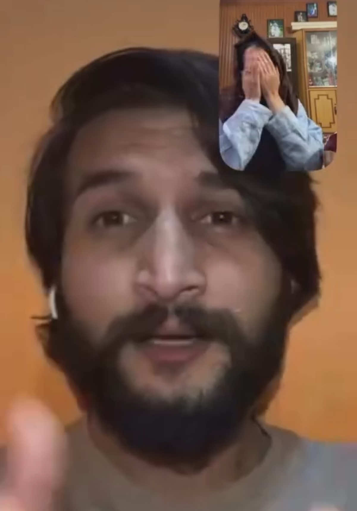 Two countries, one brain cell 🇵🇰🇦🇪