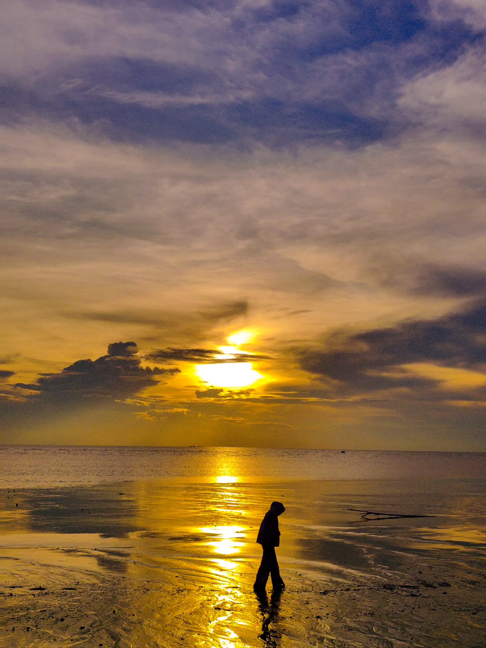 tengah record sunset tiba2 ada yg lalu 🚶‍♀️ yg record galau tapi yg lalu tu mcm lagi galau 😌 #4u #galaubrutal #sadvibes #xyzbca #galau 