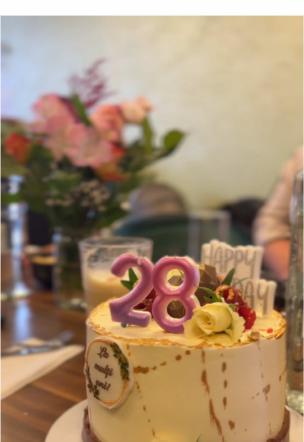 La noi nu e doar o masă frumoasă — e o experiență completă. Ne ocupăm de organizarea zilelor de naștere în cele mai mici detalii, ca tu să te bucuri de moment fără griji. Tu doar ne spui data… noi facem magia. Luneria Bistro — locul în care momentele frumoase devin amintiri. 💛