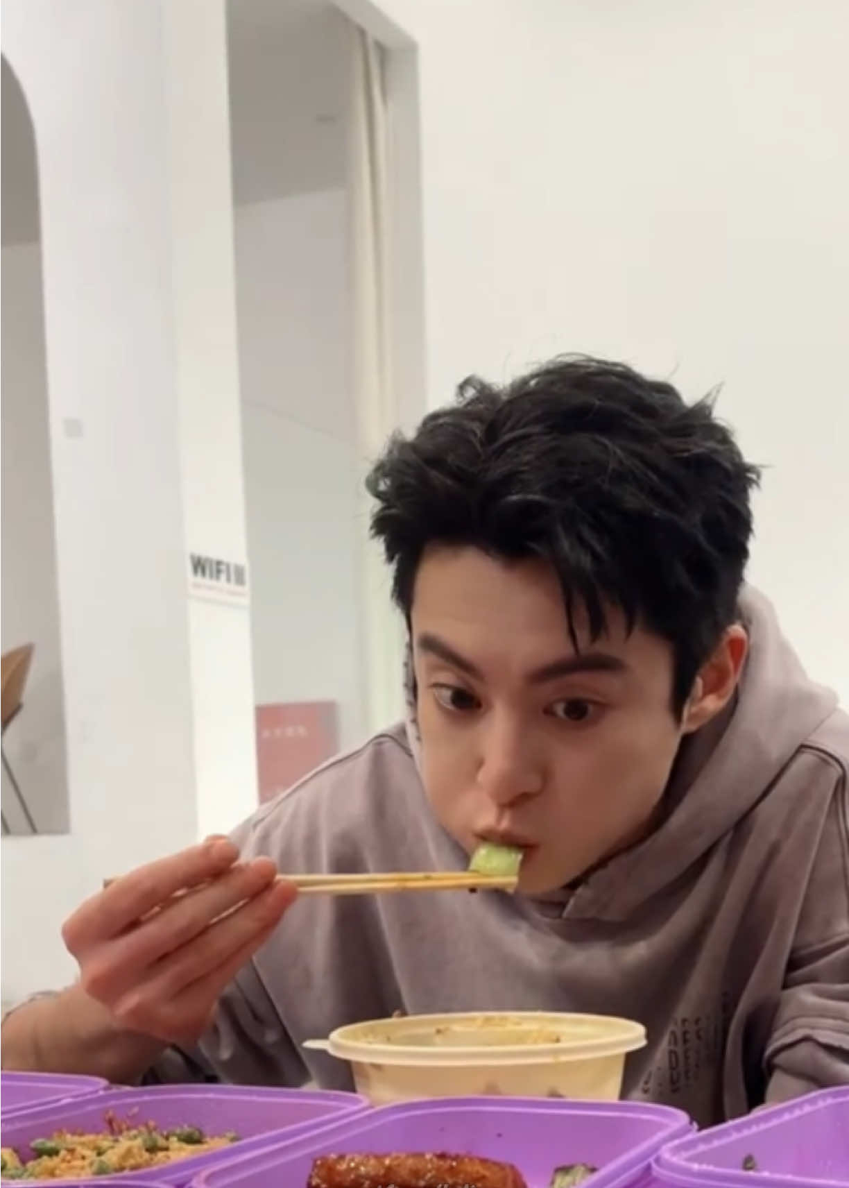 ញ៊ាំក៏ cute និយាយក៏ cute ធ្វើអីក៏ cute និយាយរួមកូនហ្នឹង cute ម៉ាចប់ហ្មង🙂‍↔️🫶🏻💜#wanghedi王鹤棣🍉 #dylanwang王鹤棣🐒✌🏻 #王鹤棣_dylan💜 #王鹤棣🌠 #wanghedi🌌 