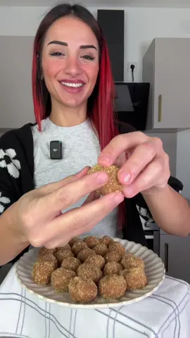 Marlenka Honigkugeln 😋 Zutaten für den Teig: 100 g Butter, 100 g Honig, 80 g Zucker, 1 Pck. Backpulver, 1 Ei, 270 g Mehl, 1 Prise Salz. Butter, Honig und Zucker bei sehr niedriger Stufe erwärmen, bis alles geschmolzen ist – nicht kochen lassen. Dann das Backpulver einrühren. Sobald die Mischung etwas abgekühlt ist, das Ei einmischen. Anschließend mit Mehl und Salz zu einem Teig verkneten. Den Kuchen bei 175°C Umluft für 12–15 Minuten backen. Zutaten für die Creme: 80 g Butter, 150 g gezuckerte Kondensmilch, 1 Prise Salz. Alles cremig aufschlagen. Den gebackenen Kuchen nach dem Abkühlen fein zerkleinern. Ca. 2–3 EL davon abnehmen, mit einer Handvoll zerkleinerten Walnüssen mischen – das braucht ihr später zum Wälzen. Den restlichen Kuchenbrösel-Teig mit der Creme verkneten, Kugeln formen, in der Mitte etwas gezuckerte Kondensmilch hineingeben und anschließend in der Walnuss-Kuchenmischung wälzen. Am besten über Nacht in den Kühlschrank – dann sind sie perfekt. Ich hab natürlich direkt welche gegessen… mega lecker ❤️ #Foodtiktok #marlenka #Foodie #Recipe #foodtrend