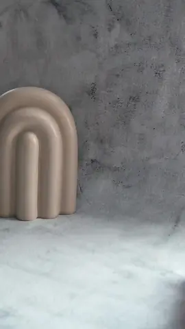 Secretul meu pentru a menține pielea tânără și elastică. 😉 Când vine vorba de ingrediente anti-îmbătrânire, peptidele sunt the real MVP.  Iar Geek & Gorgeous Power Peptide este o formulă superbă, curată și eficientă. Conține două vedete puternice: Matrixyl: Stimulează producția proprie de colagen a pielii, reducând aspectul ridurilor. Carnosine: Un antioxidant care luptă împotriva îmbătrânirii cauzate de stres și factori de mediu. Este o bază perfectă de aplicat înainte de cremă. Îl recomand oricui vrea să investească în fermitatea pielii, fără a sparge banca! @Geek&Gorgeous Romania  #GgRoutine #PowerPeptideReview #SkincareTips #ColagenBoost #RutinaDeSeara 