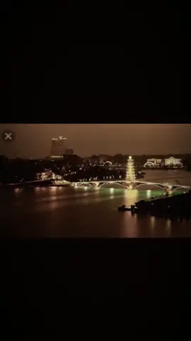 Phú Thọ - vùng đất Tổ, nơi cội nguồn của dân tộc Việt Nam! Với lịch sử lâu đời và văn hóa phong phú, Phú Thọ sở hữu nhiều nét đẹp độc đáo và hấp dẫn. Từ cảnh quan thiên nhiên đến di sản văn hóa Phú Thọ nằm ở trung du Bắc Bộ, có nhiều cảnh quan thiên nhiên đẹp như dãy núi Ba Vì hùng vĩ, sông Hồng thơ mộng. Những cánh đồng lúa xanh mướt, những vườn cây ăn quả trĩu quả tạo nên bức tranh tuyệt đẹp về cuộc sống nông thôn Việt Nam. Về di sản văn hóa, Phú Thọ có đền thờ Hùng Vương - biểu tượng của tinh thần đoàn kết và lòng biết ơn của người Việt đối với các vua Hùng. Lễ hội Đền Hùng là dịp để người dân cả nước về dự hội, tưởng nhớ công lao của các vua Hùng. Đặc sản và ẩm thực Phú Thọ còn nổi tiếng với các đặc sản như bánh tai, bánh đúc, cơm nắm, thịt chua... Mỗi món ăn đều mang hương vị đặc trưng của vùng đất này. Văn hóa dân gian Văn hóa dân gian Phú Thọ cũng rất phong phú với các điệu múa, các trò chơi dân gian như kéo co, thi bắn súng... Những lễ hội truyền thống như lễ hội đền Hùng, lễ hội làng... là dịp để người dân thể hiện lòng thành kính và tinh thần cộng đồng. Tóm lại, Phú Thọ là vùng đất giàu truyền thống lịch sử và văn hóa. Nếu có dịp, bạn nên đến thăm Phú Thọ để trải nghiệm và khám phá những nét đẹp độc đáo của vùng đất này!#phutho#xh#fact