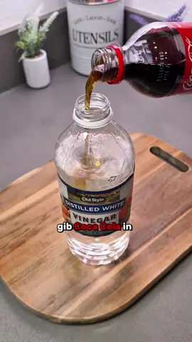 Coca-Cola in Essig geben und beobachten was passiert #Reinigungstipps  #haushaltstipps  #gründlichereinigung 