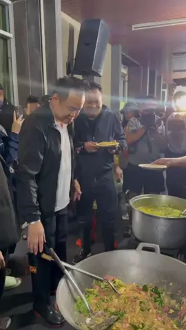 นายกฯอนุทินลงพื้นที่หาดใหญ่วันที่ 2 วันนี้ผัดมาม่า ข้าวผัดแจกผู้ประสบภัยน้ำท่วม#นายกอนุทิน #รัฐบาลอนุทิน #นักข่าวภาคสนาม #หาดใหญ่น้ําท่วมหนัก #น้ําท่วม68 