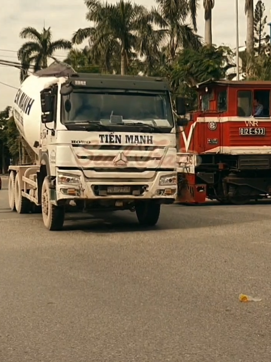 Xe tải tạt đầu tàu hỏa ở khoảng cách nguy hiểm#treding #xh #idk #train 