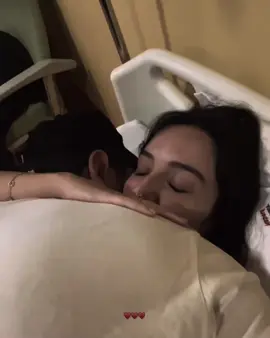 الرجال يريد اهتمام، والبنية هم تريد اهتمام، بس كل واحد اهتمامه غير شكل. المشكلة مو بالاهتمام، المشكلة بالـ “توقيت”. مرات تهتم صح، بس يبين غلط لأن جاي الوقت الخطأ. رجال راجع من الشغل طايح من التعب، تجي مرتة تسأله وين جنت؟ ليش ما سائل؟ وليش غايب؟ هي تعتبره اهتمام طبيعي، بس هو يشوفه ضغط لأن محتاج يرتاح أول. وهنا تبدي المشاكل. التوقيت أهم من الاهتمام نفسه. لأن الاهتمام إذا إجا بوقته، يسوي راحة. وإذا إجا بوقت غلط، يبين ضغط #pyf #foryou #بدون_هشتاق #اكسبلورexplore #مالي_خلق_احط_هاشتاقات 