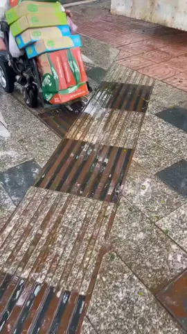 Ông cụ bán vé số mất cả 2 chân, 2 tay đến điểm quyên góp ủng hộ đồng bào bị lũ lụt❤️🥹#xuhuong #xuhuongtiktok #lulutmientrung #mientrunghientai #lulut