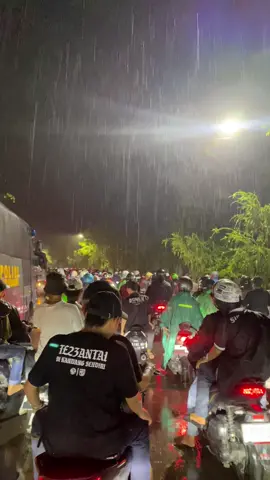 rain after match Persebaya💚 #persebaya #gelorabungtomo #sby24jam #fyp 