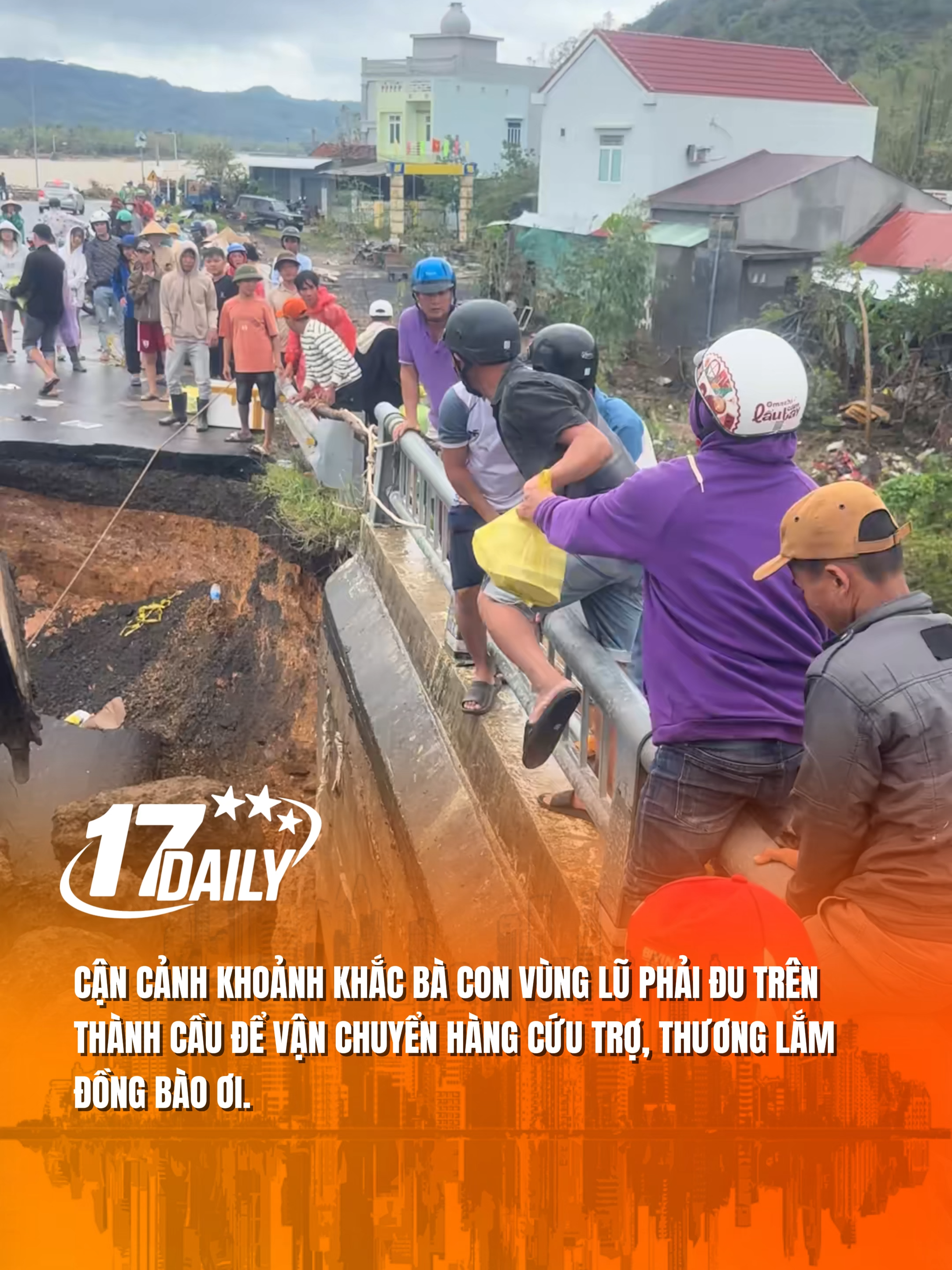 Cận cảnh khoảnh khắc bà con vùng lũ phải đu trên thành cầu để vận chuyển hàng cứu trợ vì phần thân cầu đã bị sạt lở, thương lắm đồng bào ơi.#17daily #17network #lulutmientrung #lũlụt #cuunancuuho