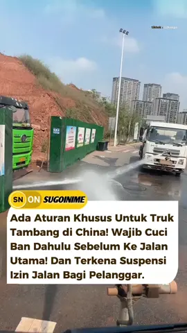 China menerapkan aturan ketat yang mewajibkan truk tambang mencuci ban sebelum keluar ke jalan umum untuk mencegah lumpur, batu, dan debu tambang terbawa ke area publik, yang dapat menyebabkan kecelakaan dan polusi.  Regulasi ini tercantum dalam beberapa peraturan keselamatan transportasi dan lingkungan, termasuk Measures for the Administration of Road Transport Safety serta kebijakan pengendalian debu yang diberlakukan di banyak provinsi industri seperti Hebei dan Shanxi.  Jika kewajiban ini dilanggar, perusahaan atau pengemudi dapat dikenai sanksi berupa denda hingga suspensi izin operasional, sebagaimana dilaporkan oleh China Daily dan Xinhua News Agency.  Aturan tersebut diterapkan sebagai langkah penting untuk menjaga kebersihan kota, mengurangi risiko jalan licin akibat lumpur tambang, serta meningkatkan keselamatan pengguna jalan lain. #fyp #china #truck #chinese #miner Reposted from IG @sugoinime1