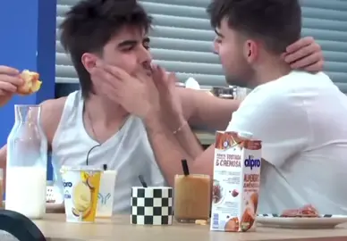 My favorite meal moments always ❤️‍🩹🐦‍⬛>33 @Juanjo Bona @martin #juantin #martinurrutia #juanjobona #martin #juanjo 