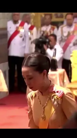 ธรรมเนียม “การทรงกรม” ตามยุคสมัย “อิสริยยศ” คือพระยศที่ได้รับพระราชทานจากพระเจ้าอยู่หัว แบ่งออกเป็น ๒ รูปแบบคือการเลื่อนพระยศ เช่น เลื่อนพระยศจากชั้นพระองค์เจ้าเป็นเจ้าฟ้า และการ “ทรงกรม” ซึ่งการทรงกรมนี้ปรากฏมาตั้งแต่สมัยสมเด็จพระนารายณ์มหาราชแห่งกรุงศรีอยุธยา การทรงกรมเป็นพระมหากรุณาธิคุณโปรดเกล้าฯ แก่เชื้อพระวงศ์เพื่อเป็นพระเกียรติยศเนื่องจากได้ช่วยเหลืองานราชการแผ่นดิน “การทรงกรม” ของเจ้านายปรากฏครั้งแรกในสมัยสมเด็จพระนารายณ์มหาราช แห่งกรุงศรีอยุธยา คือ การตั้งกรมขึ้นใหม่ต่างพระเนตรพระกรรณตามพระนามทรงกรมของเจ้านายพระองค์นั้น มีขุนนางเป็นเจ้ากรมตามอิสริยยศนั้น เช่น พระเจ้าบรมวงศ์เธอ พระองค์เจ้าฉัตร กรมหมื่นสุรินทรรักษ์ เจ้ากรมของท่านคือ หมื่นสุรินทรรักษ์ เป็นต้น มีปลัดกรม สมุห์บัญชี และไพร่พลในสังกัดกรม การทรงกรมเป็นพระมหากรุณาธิคุณโปรดเกล้าฯ แก่เชื้อพระวงศ์เพื่อเป็นพระเกียรติยศเนื่องจากได้ช่วยเหลืองานราชการแผ่นดิน “การทรงกรม” แบ่งเป็น ๕ ชั้น ดังนี้ ๑. ”กรมพระยา”(อ่านว่า กฺรม-พระ-ยา) หรือ “กรมสมเด็จพระ” (อ่านว่า กฺรม-สม-เด็ด-พระ) สำหรับพระราชทานพระบรมวงศานุวงศ์ชั้นสูง ๒. “กรมพระ”(อ่านว่า กฺรม-มะ-พระ) สำหรับพระราชทานวังหน้า วังหลัง สมเด็จพระเจ้าพี่ยา/น้องยา/พี่นาง/น้องนางเธอ ๓. “กรมหลวง”(อ่านว่า กฺรม-มะ-หลวง) สำหรับพระราชทานเจ้าฟ้าชั้นใหญ่ ๔. “กรมขุน”(อ่านว่า กฺรม-มะ-ขุน) สำหรับพระราชทานเจ้าฟ้าชั้นเล็ก ๕. “กรมหมื่น”(อ่านว่า กฺรม-มะ-หมื่น) สำหรับพระราชทานพระองค์เจ้า ภายหลังจากที่ล้นเกล้าฯ รัชกาลที่ ๕ ทรงเลิกทาส ทำให้การทรงกรมของเจ้านายเป็นเพียงการเฉลิมพระเกียรติยศเจ้านายพระองค์นั้นให้สูงขึ้น ไม่มีการตั้งกรมขึ้นใหม่แต่อย่างใด และพระองค์มีพระราชนิยมจากการเฉลิมพระยศในต่างประเทศ โดยการนำชื่อเมืองมาต่อท้ายพระนาม เช่น Prince of Wales ของสหราชอาณาจักร จึงมีพระบรมราชวินิจฉัยนำชื่อเมืองในสยามมาทรงกรมให้เจ้านาย เช่น กรมหลวงราชบุรีดิเรกฤทธิ์ กรมพระกำแพงเพชรอัครโยธิน และกรมหลวงพิษณุโลกประชานาถ เป็นต้น “การทรงกรม” โดยใช้ธรรมเนียมนำชื่อเมืองมาต่อท้ายพระนาม แบบนี้เรื่อยมาจนถึงจนถึงล้นเกล้าฯ รัชกาลที่ ๙ พอมาถึงแผ่นดินรัชกาลปัจจุบัน การสถาปนา “การทรงกรม” แก่พระบรมวงศ์ เป็นการหวนคืนไปใช้พระราชธรรมเนียมแบบเดิม คือ พระเจ้าอยู่หัว โปรดฯ ให้ใช้การเฉลิมพระยศ “การทรงกรม” แบบเดิมแทนที่นำชื่อเมืองมาต่อท้ายพระนาม แบบรัชกาลที่ ๕ ซึ่งพระองค์สุดท้ายที่มีการทรงกรมแบบหลังนี้ คือ “สมเด็จพระเจ้าพี่นางเธอ เจ้าฟ้ากัลยาณิวัฒนา กรมหลวงนราธิวาสราชนครินทร์” เจ้านายที่ได้รับการสถาปนาพระยศ “การทรงกรม” ในรัชกาลปัจจุบัน ดังนี้ ๑. สมเด็จพระเจ้าน้องนางเธอ เจ้าฟ้าจุฬาภรณวลัยลักษณ์ อัครราชกุมารี “กรมพระศรีสวางควัฒน วรขัตติยราชนารี” ๒. สมเด็จพระเจ้าลูกเธอ เจ้าฟ้าพัชรกิติยาภา นเรนทิราเทพยวดี “กรมหลวงราชสาริณีสิริพัชร มหาวัชรราชธิดา ” ๓. พระเจ้าวรวงศ์เธอ พระองค์เจ้าโสมสวลี “กรมหมื่นสุทธนารีนาถ” ๔.