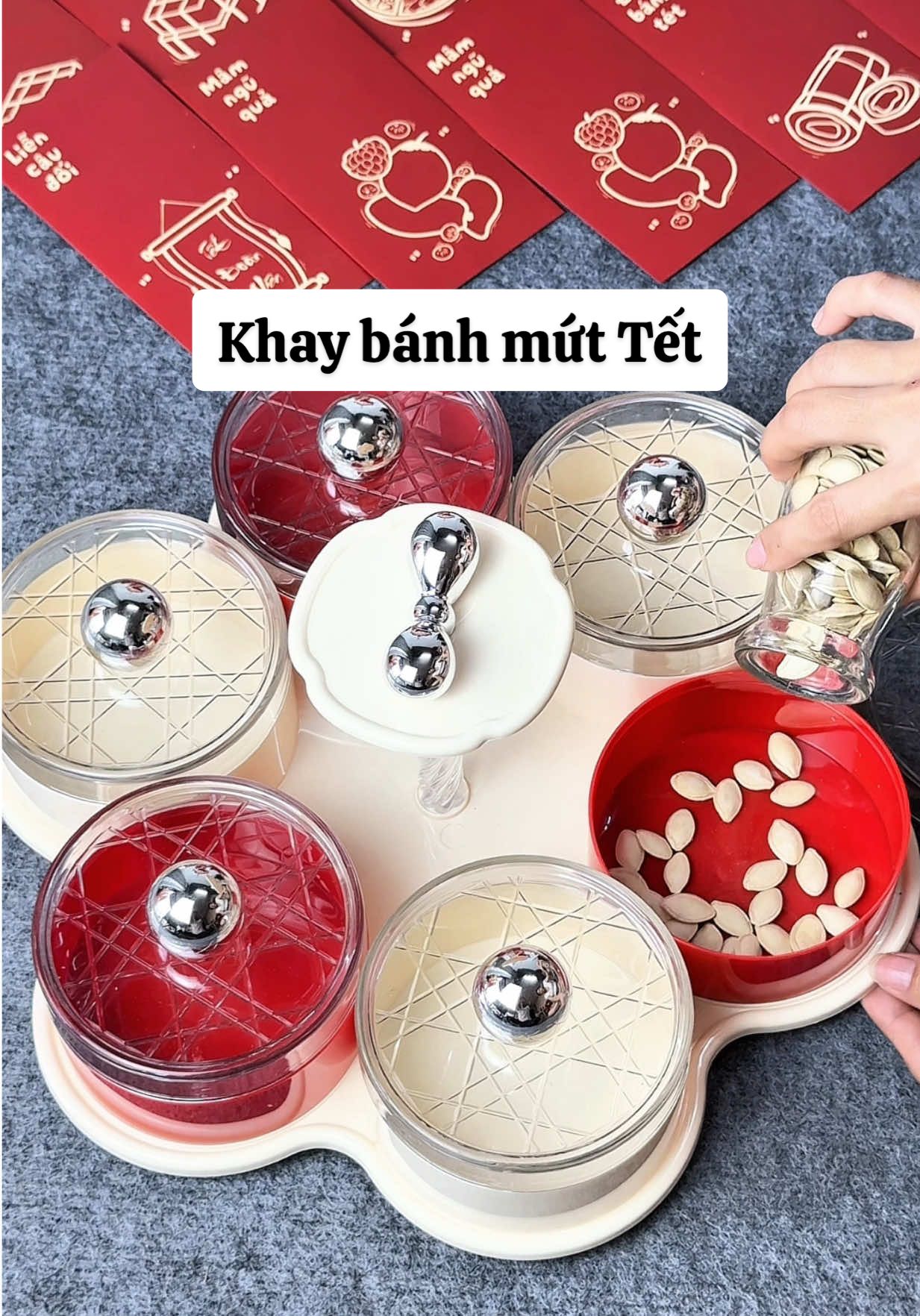 Khay đựng bánh mứt xoay mẫu mới Tết 2026 xinh quá nè mọi người 🧧🧨🎆 #khaybanhmut #tết #khaydungbanhkeo #khaydungbanhkeotet #xuanbinhngo2026  @𝗕𝗲́ 𝗧𝗵𝘂́𝗶 𝗥𝗶̀ 𝗩𝗶𝘂🍒  @𝗕𝗲́ 𝗧𝗵𝘂́𝗶 𝗥𝗶̀ 𝗩𝗶𝘂🍒  @𝗕𝗲́ 𝗧𝗵𝘂́𝗶 𝗥𝗶̀ 𝗩𝗶𝘂🍒 