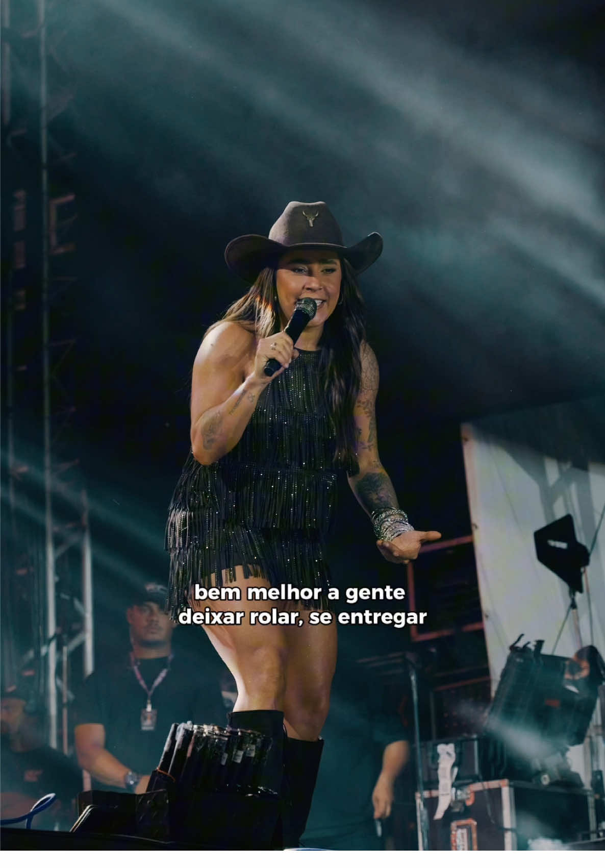 Sei que pra nós dois um romance é, coisa delicada demais… 🎤🤠