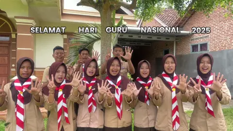 Setiap hari mungkin kami terlihat biasa saja, tapi jauh di dalam hati, kami tahu… apa pun yang kami capai nanti, ada bagian dari kalian di dalamnya. Terima kasih sudah mengajari kami bukan hanya tentang pelajaran, tapi tentang menjadi manusia yang lebih kuat, sabar, dan berani bermimpi. Di antara tugas, nilai, dan waktu yang tak pernah cukup, kalian tetap memilih untuk ada bagi kami. Kalian mengajari kami arti perjuangan, arti kesabaran, dan arti peduli tanpa pamrih. Dunia mungkin tak selalu melihat apa yang kalian lakukan, tapi kami melihatnya… dan kami akan selalu mengingatnya.  Selamat Hari Guru❤️‍🩹✨ @OSIS SMANSAWARA @SMAN 1 WAY JEPARA #fyp #ahmadyani #hariguru 
