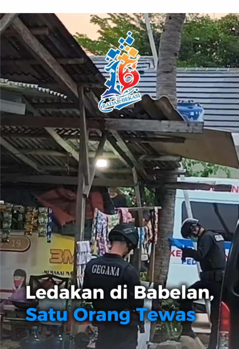 Sebuah benda diduga mortir bekas meledak di halaman rumah warga yang juga difungsikan sebagai warung di Kampung Ujung Harapan, Kelurahan Bahagia, Kecamatan Babelan, Minggu (23/11) sekitar pukul 14.30 WIB. Ledakan tersebut menewaskan pemilik rumah, Hidayatullah (30). Warga sekitar, Jeje (37), mengatakan ia mendengar dentuman keras kemudian melihat asap hitam membumbung dari jarak sekitar satu kilometer. Ia kemudian mendatangi sumber ledakan dan asap tersebut. Sesampainya di lokasi, ia melihat korban sudah tertelungkup. Seorang warga kemudian masuk ke halaman rumah untuk menutupi tubuhnya agar tidak disentuh warga lain. Jeje juga melihat potongan benda yang diduga mortir berserakan di sekitar lokasi. Saat kejadian, dikatakan Jeje, istri dan ipar korban yang masih berusia sekitar 10 tahun berada di dalam rumah dan selamat. Sementara itu, Kapolsek Babelan Kompol Wito, menjelaskan ledakan dipicu benda semacam peluru tank yang digerinda korban untuk dijual. Sebelum digerinda, kata Wito, keluarga sudah mengingatkan korban untuk tidak menyentuh benda tersebut karena berbahaya. Namun korban tetap mencoba memotong benda tersebut. Lokasi kejadian kini telah dipasang garis polisi. Warga masih memadati area tersebut untuk melihat langsung. Meski terjadi ledakan, bangunan rumah korban tidak mengalami kerusakan. Tim Jibom Gegana Brimob Polda Metro Jaya terpantau tiba sekitar pukul 17.30 WIB dan langsung melakukan penyisiran. Menggunakan rompi antipeluru dan perlengkapan APD, tim Gegana menelusuri halaman rumah korban dengan bantuan senter secara perlahan. #RadarBekasi #RadarCikarang #BeritaBekasi #UpdateKalimalang