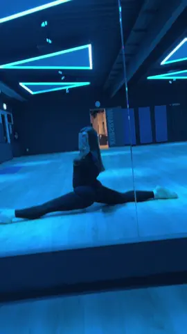 Split >  #splits #flexibility #GymTok #fyp #stretching 