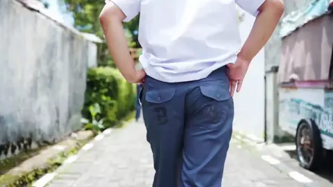 Seragam ini diciptakan sebagai simbol generasi anak muda yang berkomitmen penuh pada belajar, tetapi melakukanya dengan cara yang santai untuk membangun komunitas sosial yang inklusif dan suportif. A special collaboration between @restories.lab and @basstargas.wsb presents a special article about high school uniforms. Warm regards from Basstargas, Sweet regards from Restories. Dm us for order and more info  WA 087716616321 #seragambois #basstargas #hitammeredam #basstargaswonosobo #seragamsekolah 