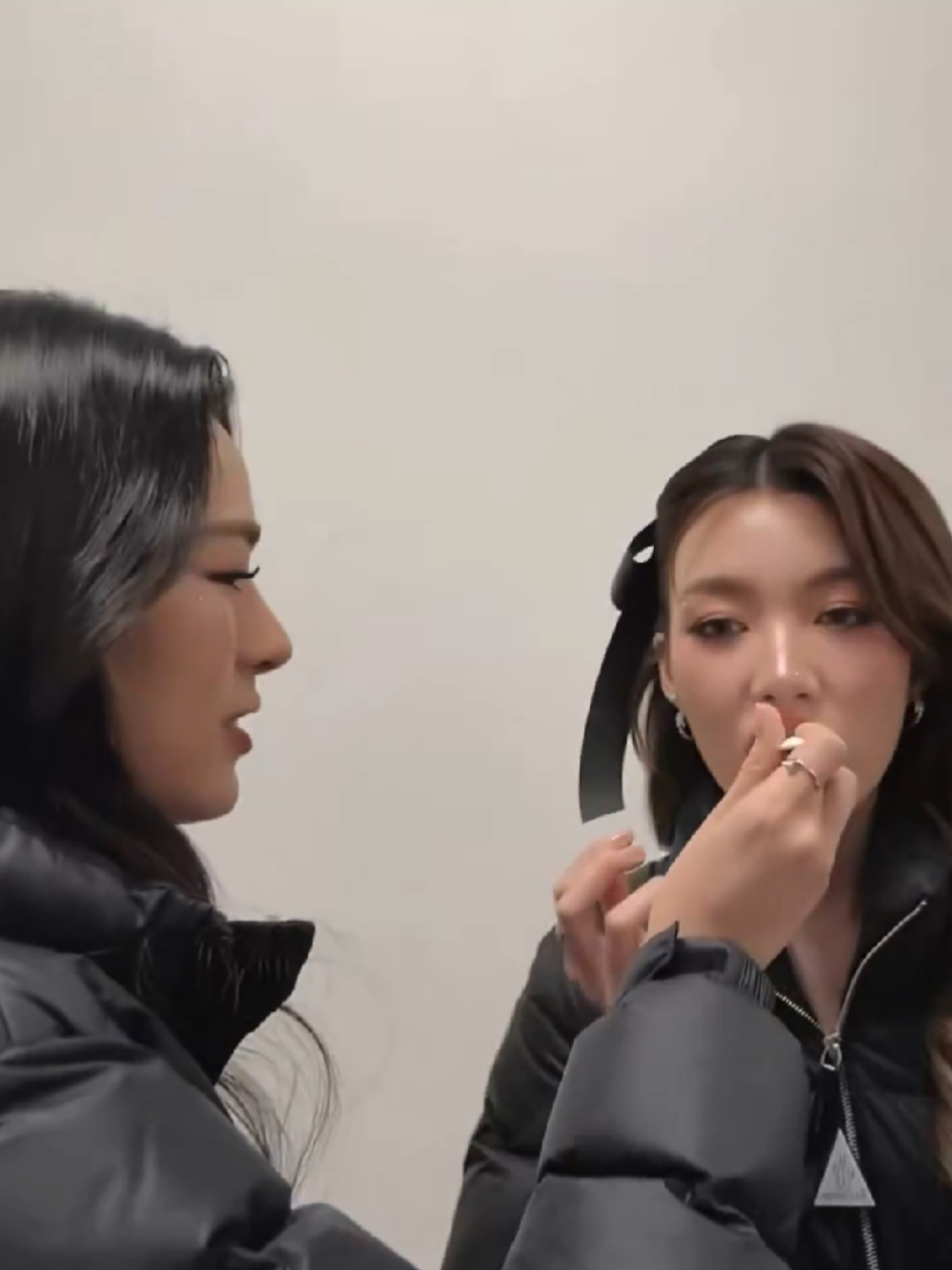 P'Ling excitedly walking over to feed n'Orm the cheesecake and eating off the same spoon 😭 girlfriend behavior fr #lingorm #linglingkwong #ormkornnaphat #ออมกรณ์นภัส #หลิงหลิงคอง 