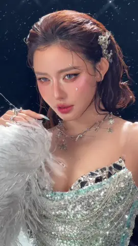 nó nũng nịu mà nó núng nính 