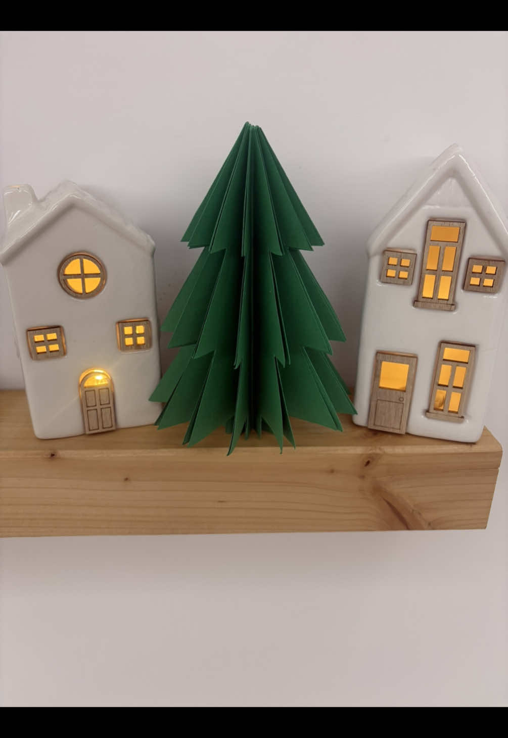 Buona domenica 🥰 Cosa fate di bello? Qui c’è un bellissimo sole, anche se fa freddino 🥶 Ieri con Nicole abbiamo creato degli alberelli di carta, molto carini 🎄 Vi auguro buon pomeriggio 🥰 Albero carta Natale  Verde  #alberi #alberidinatale #christmas #xmas #natale