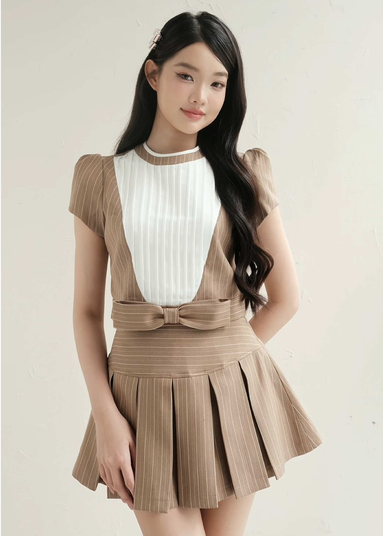 Lấy cảm hứng cổ điển nhưng cực kỳ hiện đại, Roux Top gây thương nhớ với nơ eo tinh tế và họa tiết pinstripe tôn dáng. Form ôm nhẹ, che khuyết điểm khéo mà vẫn giữ nét nữ tính nhờ phần tay bồng mềm mại. Kết hợp cùng Roux Skirt, nàng sẽ có ngay một set trang nhã – đứng dáng vừa phải, giữ nếp xếp ly đẹp mắt nhưng vẫn đủ mềm để chuyển động thật tự nhiên. Chất bố sọc mỏng, mịn da, diện đi làm, đi học hay café đều hợp. #lagom #newcollection #lagomstore #petitechéri #fashion 