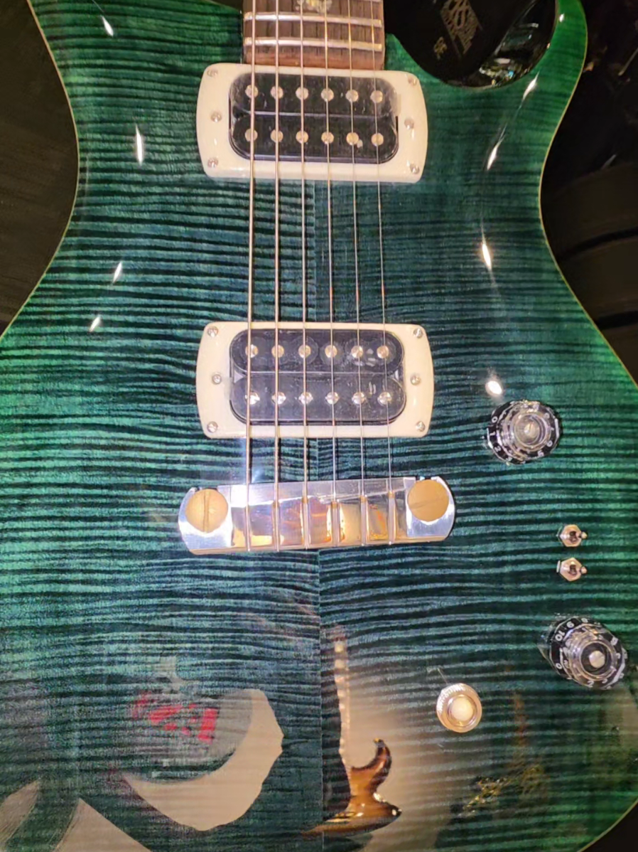 Come with me to check out the PRS SE Paul's Guitar Teal Black Electric Guitar at Davis Guitar Music Centre Singapore 📍Davis Guitar Music Centre Coleman St, B1-40/41 Peninsula Shopping Complex, Singapore 179804 PRS SE Paul's Guitar Teal Black Electric Guitar Review by Jojo Guitar Citadel:  The top wood chosen for this guitar's body is very detailed, the depth of the wood grain gives the guitar a cool illusion under the spotlight. The Teal green finishing on the guitar body's top offers a unique look that's not common on Electric guitar. Another one of my favourite design aspects in terms of the body is the natural wood binding, it creates an interesting contrast with the black finishing of the side and back of the guitar's body. The PRS Birds fingerboard inlay on this particular piece is gorgeous! I love how detailed the abalone looks, the striking with the fingerboard really helps it stand out nicely!  If you're looking for the latest PRS guitars in singapore, I highly recommend you guys to check out Davis Guitar Music Centre the Official Distributor for PRS Guitars since the 1990s in Singapore. 🎸 #davisguitarmusiccentre  #prsguitarsingapore  #prsguitars  #guitarreview  #prsguitarsusa 