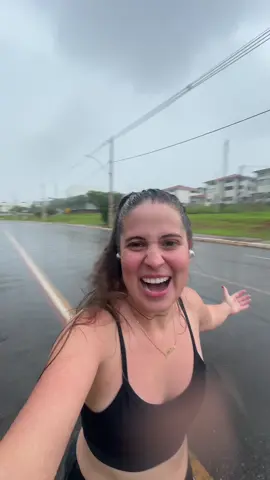 Nova paixão desbloqueada: correr na chuva! Eu ameeeei! 💛💛💛🥹⚡️ #corrida #motivação #Lifestyle 