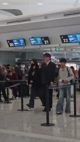 pulang juga masih pake jas😭😭 #joongarchen #joongdunk🥑🐱 #joongdunk😍 #joongdunkreallove🥑🐱 #joongdunkisreal 