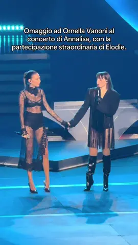 Omaggio ad Ornella Vanoni al concerto di Annalisa, con la partecipazione straordinaria di Elodie.  #Annalisa #Elodie #ornellavanoni #roma 