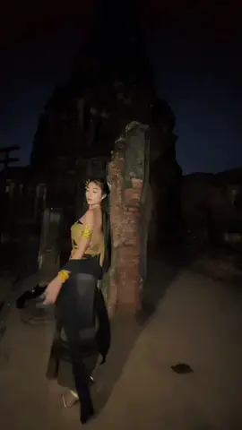 အနောက်ကလူလာနော် အရိပ်တော့ပါတယ် သရဲမဟုတ်လောက်ဘူးနော် 😭ကိုယ့်တွေ video ရိုက်တဲ့အချိန်က လူတွေမရှိတဲ့အချိန်လေ အစောင့်ကတောင်ပိတ်သွားပီး ပြန်တော့ပြောလို့လေ ပြေးပြန်ခဲ့တာလေ😩@oonaing308 