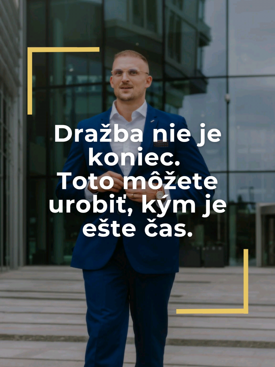 Dražba nie je koniec. Toto môžete urobiť, kým je ešte čas. V tomto videu vysvetľujeme, prečo je dražba pre mnohých ľudí šok – a hlavne prečo je výsledná cena často výrazne nižšia, než by ich nehnuteľnosť získala na trhu. Ukazujeme, čo sa pri dražbe deje krok po kroku a že aj keď už celý proces beží, stále existuje možnosť zasiahnuť a zachrániť časť hodnoty majetku. Zároveň spomíname prípady, keď nás ľudia kontaktovali len pár dní pred dražbou – a napriek tomu sa nám podarilo nájsť riešenie. Ak chcete pochopiť, čo dražba v praxi znamená a aké sú reálne možnosti, video vám to objasní jasne a jednoducho. #predajdomu #nehnutelnosti #dražba #financneproblemy 