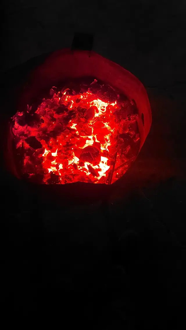 عندما تكون مهموماً تصبح ضعيفاً ، حتى لو كنت قوياً ، ويتجرأ عليك من كان يخشى ظلك..🖤🥀