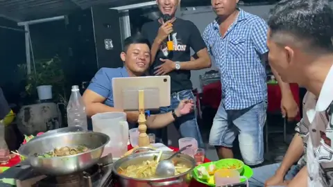 Ba trăm rựou vô HKT chỉ là cái tên.