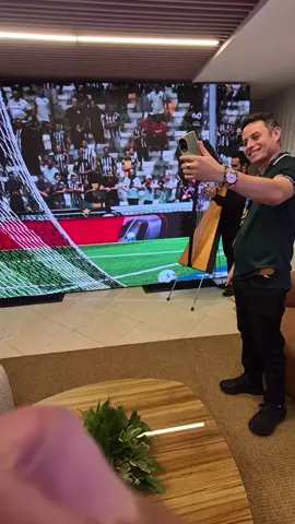 “No estoy gastando un peso del Estado”. “Fui invitado a la final de la Sudamericana”. “Me invitó el presidente de la Conmebol en mi condición de vicepresidente de Bolivia”. “Voy a aprovechar para encontrarme con la selección de talla baja que juega un Sudamericano en Asunción”. Edmand Lara #capitanlara #vicepresidentedebolivia🇧🇴 #bolivia🇧🇴tiktokoficial  #comebollibertadores #lanus vc Atlético Mineiro brasil 