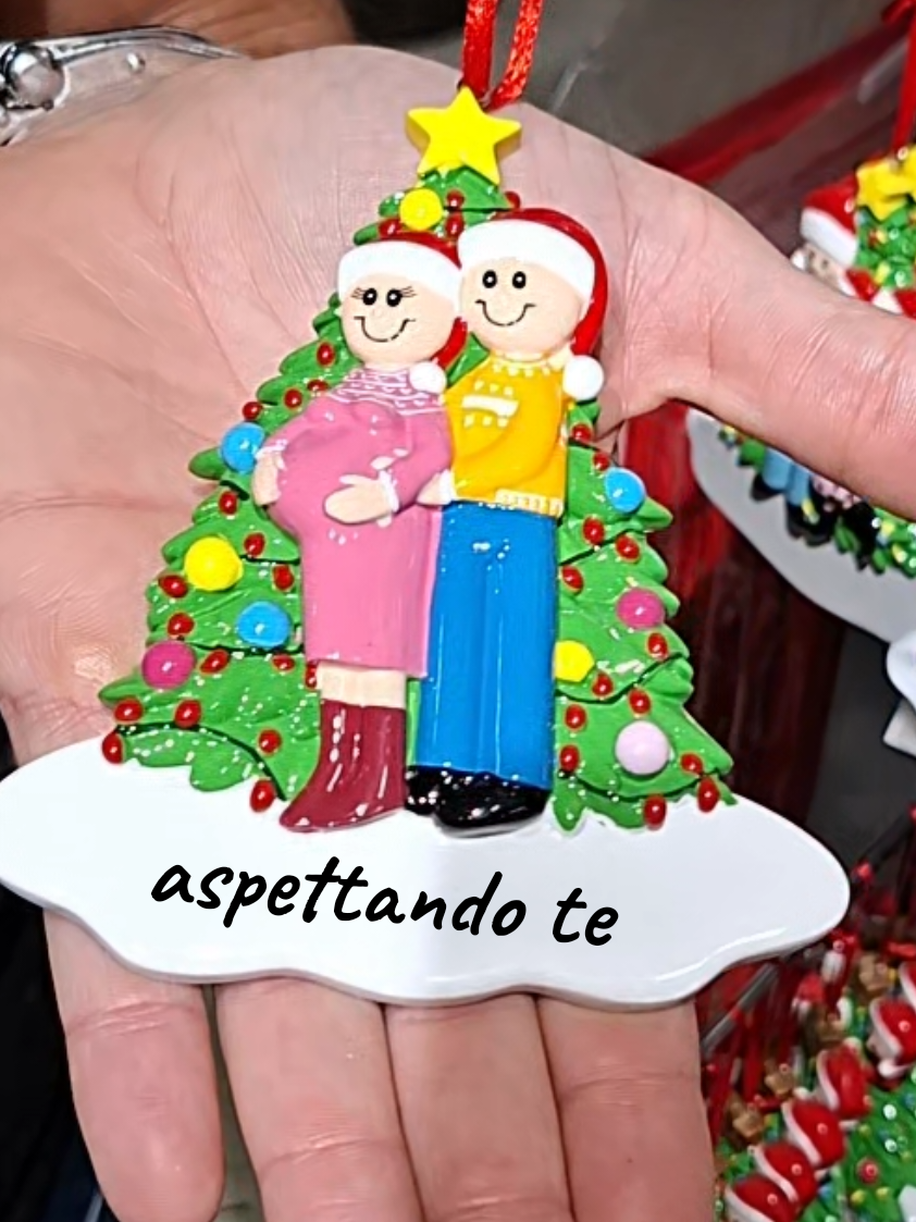 Aspettando te in 2 ✨ La decorazione ideale per annunciare la gravidanza in modo dolce e originale. Perfetta per future mamme, baby shower e gender reveal. Un ricordo che emoziona subito! 💗✨  ordinarla. #aspettandotein2 #dolceattesa #gravidanza #annunciogravidanza #futuremamme 