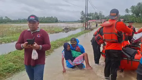 evakuasi warga yang terdampak banjir dinagari kmp gelapung kecamatan Ulakan tapakis kab Padang Pariaman 