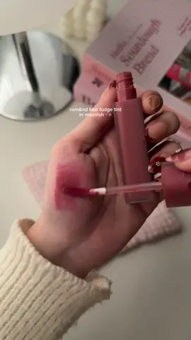 the blurring effect + the shade?? i'm obsessed 😩💗 #romand #romandblurfudgetint #romandlippies #romandliptint #lippierecomendation 