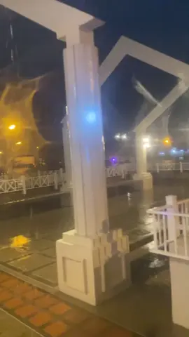 สถานการณ์น้ำสะเดาตอนนี้ให้พี่น้องหาดใหญ่ติดตาม การแจ้งเตือนจากภาครัฐอย่างใกล้ชิด ผมมองว่า มันแปลกๆ นะ #หาดใหญ่น้ําท่วมหนัก #ข่าวรายวัน 