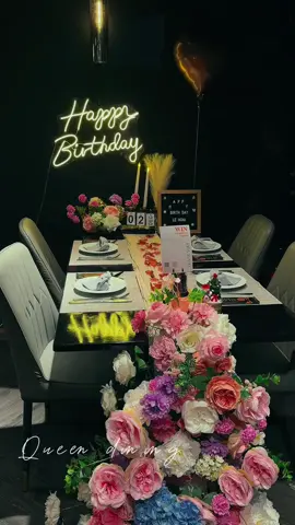 Tình yêu thăng hoa cùng ẩm thực. 🌹 Ánh nến lấp lánh, hoa hồng đỏ rực, và hai ly vang đỏ nồng nàn.  Hãy để chúng tôi kiến tạo nên buổi tối lãng mạn đáng nhớ nhất của riêng hai bạn.  𝑸𝒖𝒆𝒆𝒏 𝑳𝒊𝒇𝒆𝒔𝒕𝒚𝒍𝒆 𝑫𝒊𝒏𝒊𝒏𝒈 - Nơi lưu giữ khoảnh khắc.   #queendining #xuhuong #topdiadiemsinhnhatvinh #cauhonbatngo #thanhphovinh 