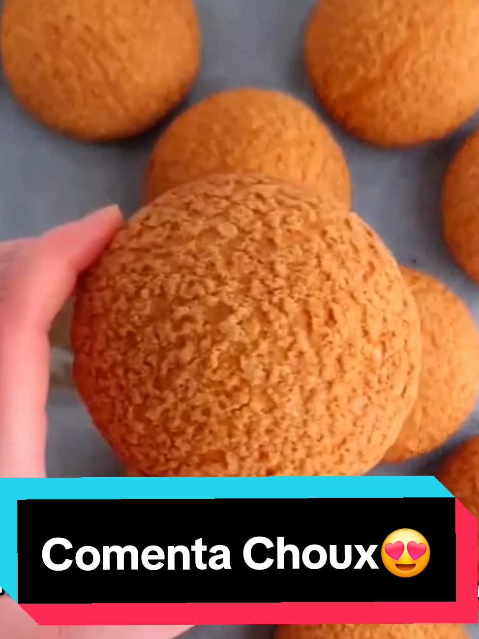 🍮 Bollos de Vainilla y Caramelo con Crema Diplomática Choux ✨ Corteza: 15–18 choux medianos ⏱️ Tiempo estimado: 1 h 30 min (más enfriado) 🧁 Crema Diplomática de Vainilla y Caramelo Ingredientes: 500 ml de leche entera, 1 vaina de vainilla (o 1 cda de pasta de vainilla), 50 g de azúcar, 4 yemas de huevo, 45 g de maicena, 50 g de mantequilla sin sal, 150 g de nata para montar (mínimo 30 % MG, muy fría) y opcionalmente 2 cucharadas de caramelo líquido o 30 g de azúcar caramelizado para dar sabor extra. Preparación: Calienta la leche con la vaina de vainilla abierta y sus semillas. Cuando hierva, retira del fuego y deja infusionar 10 minutos. Si usas caramelo, añádelo a la leche caliente para disolverlo. En un bol, bate las yemas con el azúcar hasta que aclaren y añade la maicena, mezclando hasta obtener una crema sin grumos. Cuela la leche caliente sobre la mezcla de yemas poco a poco, batiendo constantemente, y vuelve todo a la cacerola. Cocina a fuego medio, sin dejar de remover, hasta que espese y hierva unos segundos. Retira del fuego, incorpora la mantequilla y mezcla hasta integrar. Pasa la crema a un recipiente limpio, cubre con film al contacto y deja enfriar completamente en la nevera (mínimo 1 hora). Cuando esté fría, bate la nata a punto firme. Suaviza la crema pastelera batiéndola unos segundos y mezcla con la nata en tres tandas, con movimientos envolventes, hasta obtener una crema ligera y aireada. 🥐 Pasta Choux (Masa de los Bollos) Ingredientes: 250 ml de agua, 80 g de mantequilla sin sal, 1 pizca de sal, 1 pizca de azúcar, 150 g de harina todo uso y 4 huevos medianos (aproximadamente 200 g). Preparación: Lleva a ebullición el agua con la mantequilla, la sal y el azúcar. Retira del fuego y añade toda la harina de golpe. Remueve enérgicamente hasta que no queden grumos. Vuelve al fuego medio y cocina 1–2 minutos, removiendo, hasta que la masa se despegue del fondo y forme una bola. Transfiere la masa a un bol y deja entibiar 5 minutos. Agregue los huevos uno a uno, mezclando bien antes de incorporar el siguiente. La masa debe quedar suave, brillante y formar un pico al levantarla con la espátula. Coloca la masa en una manga pastelera con boquilla lisa o rizada y forma bolitas del tamaño de una nuez sobre una bandeja con papel vegetal. Hornea a 180 °C durante 30 minutos sin abrir el horno. Luego apaga el horno, pincha la base de cada bollo con un palillo y deja dentro de 5 minutos más con la puerta entreabierta para que se sequen. Consejo: si quieres una corteza más uniforme, rocía los choux con un poco de agua antes de hornear. 🍯 Montaje Final Deja enfriar completamente los choux. Haz un pequeño orificio en la base y rellénalos con la crema diplomática de vainilla y caramelo usando una manga pastelera. Decora con un hilo de caramelo, azúcar glas o una fina capa de glaseado.#PostresCaseros #ReposteríaCreativa #FoodTok #RecetasDulces #HechoConAmor