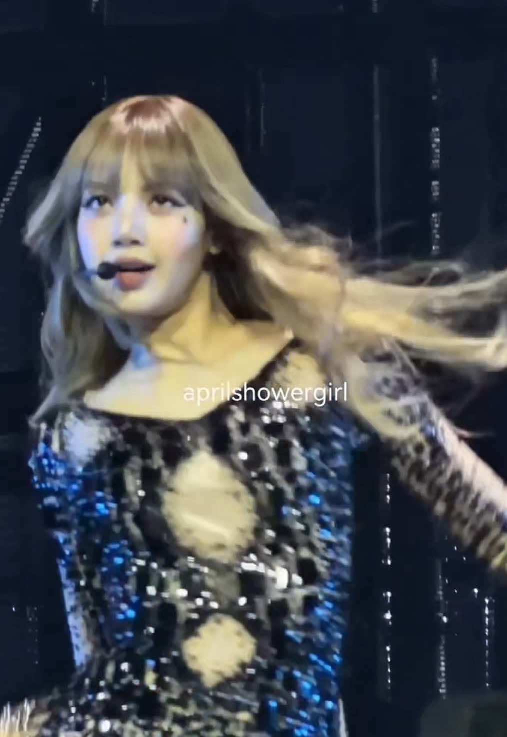 Lisa’s in-ear went loose during thunder dance break but the way she put it back is so hot of herrrr, you cant even tell she if she was struggling or something 👍 she is so professional 💯🤟 #LISA #LALISA #BLACKPINK  BLACKPINK WALANG UUWI #DEADLINEinBulacan_LISA  #DEADLINE_IN_BULACANDay2 