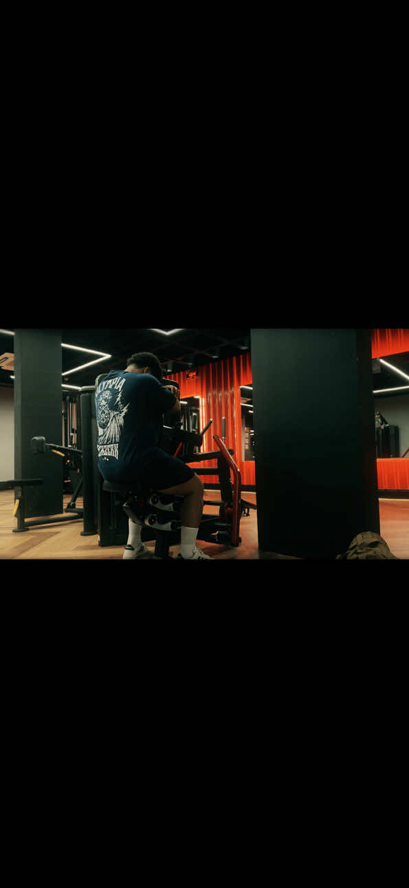 Tem gente que a gente tenta segurar… mas no processo, é a nossa paz que escorrega pelos dedos. Que o amor nunca custe a sua própria vida. 💔 #amor #gymsad #reflexão #symphoniaix  #treino