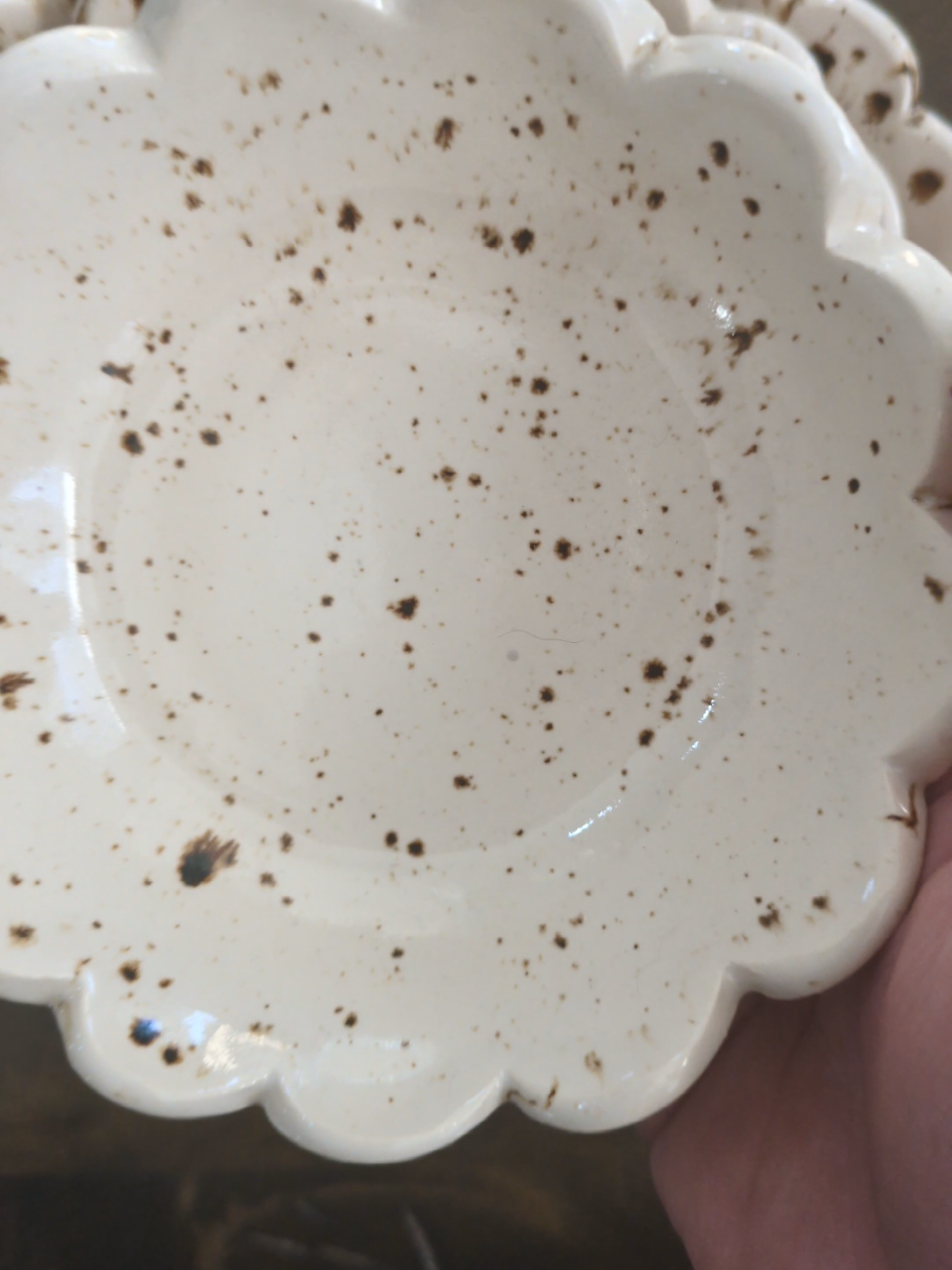 My favorite stacking bowls! I kept this stacking bowls with simple speckled glaze. Classic and clean, and is just enough to showcase the scallop cuts and pedals look when stacking them together. Can't wait to use them for this holiday season.  #gift #thanksgiving #holiday #kitchenware #floral 