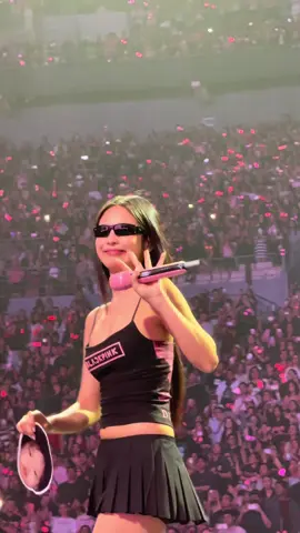 Who would thought I would see you this close??!! @JENNIE ILYSM 🥹😭💖 #jenniekim #DEADLINE_IN_BULACAN #blackpink #deadlineworldtour 