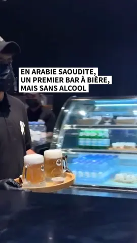 🍺 En Arabie saoudite où l'alcool est banni depuis 75 ans, un bar est le premier à servir de la bière librement. A la nuance près qu'elle est sans alcool. La jeunesse saoudienne y afflue pour poster des photos des boissons sur les réseaux sociaux, non sans crainte #sinformersurtiktok 🎥 Rania Sanjar 📸 Fayez Nureldine ✍️ Sofiane Alsaar 💻 Damien Duffau-Mongilardi 🎵 Audio Network